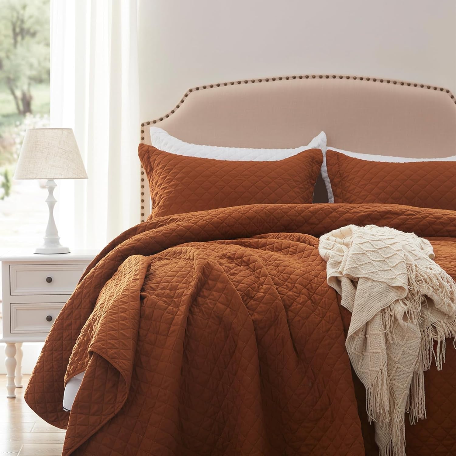 King Size Quilt Set in Burnt Orange, Lightweight Reversible Comforter Bedspread, Soft Rust Diamond Quilted Bedding Set, Includes 1 Quilt and 2 Pillow Shams, Ideal for All Seasons